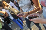 Studenti con telefoni cellulari. Immagine d'archivio
