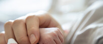 Neonato pretermine in braccio al genitore. Attestazione: Ratchat - iStock