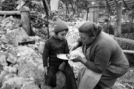 Sopravvissuti al terremoto davanti alle macerie della loro casa. Archivio Storico Citta' di Torino/Gazzetta del Popolo