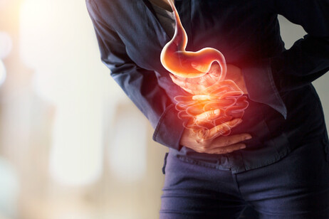 Una donna colpira da un attacco di ulcera. Attestazione: ipopba - iStock
