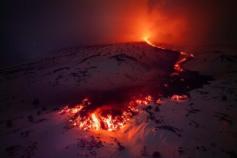 Etna, intensa attività esplosiva da cratere Sudest