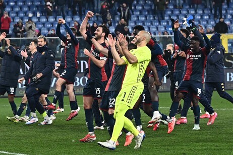 L'esultanza dei calciatori del Genoa a fine gara