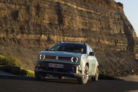 Renault 4 E-Tech, l'icona ritorna ora con un cuore elettrico