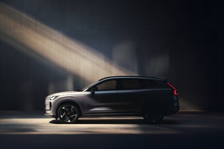 Volvo XC-70, al debutto l'ibrido plug-in da 200 chilometri