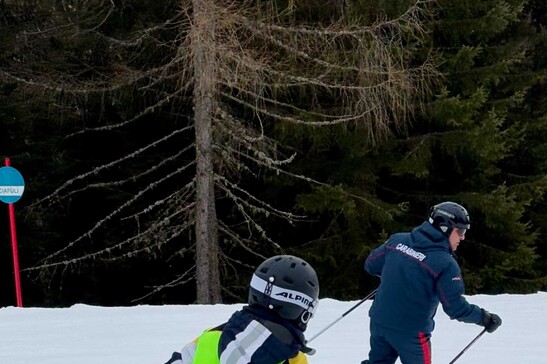 Carabiniere accompagna sulle piste da sci un bimbo ipovedente