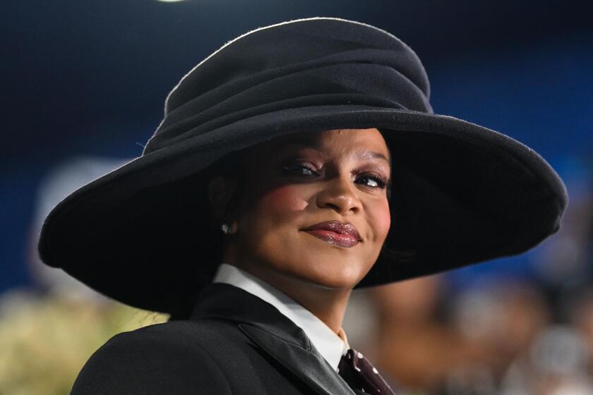 Rihanna annuncia il terzo figlio al Gala del Met