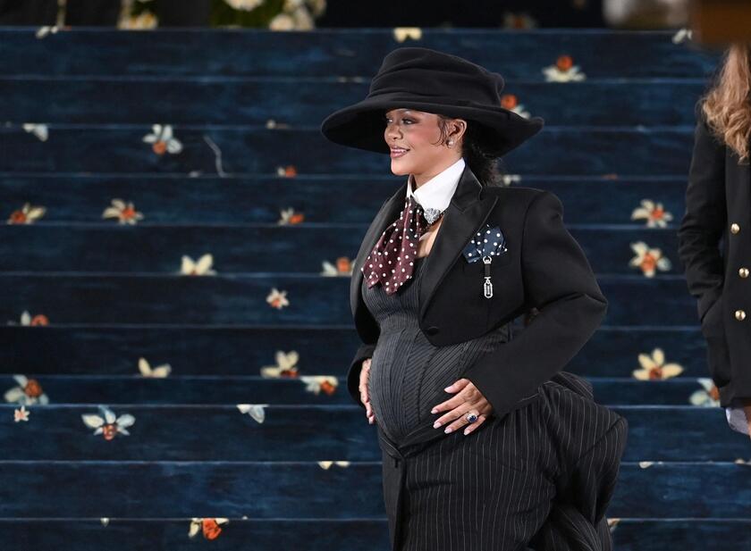 Rihanna annuncia il terzo figlio al Gala del Met
