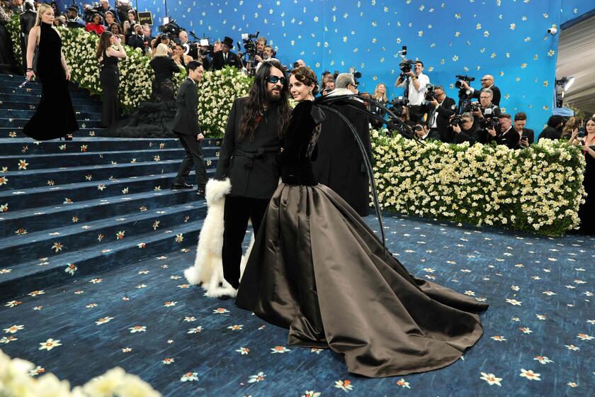 Met Gala, Alessandro Michele in passerella con Lana Del Rey