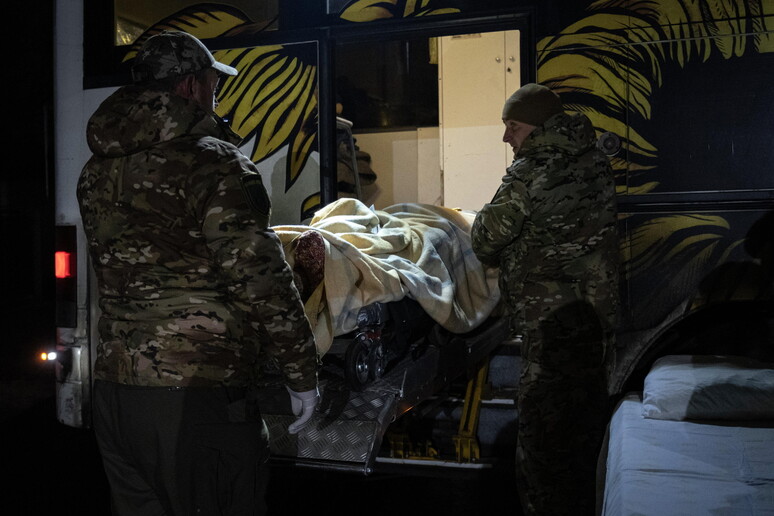 Ukrainian Hospitallers Medical Battalion evacuates wounded soldiers from Donbass © ANSA/EPA