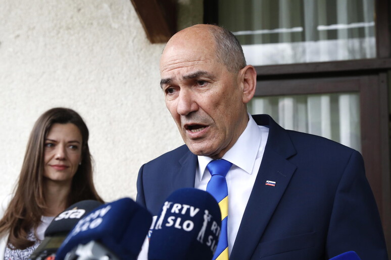 - RIPRODUZIONE RISERVATA