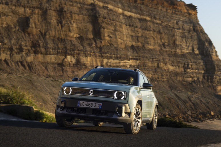Renault 4 E-Tech, l 'icona ritorna ora con un cuore elettrico - RIPRODUZIONE RISERVATA