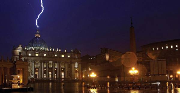 Un fulmine colpisce la cupola di San Pietro durante un temporale, nel giorno dell’annuncio delle dimissioni di Benedetto XVI