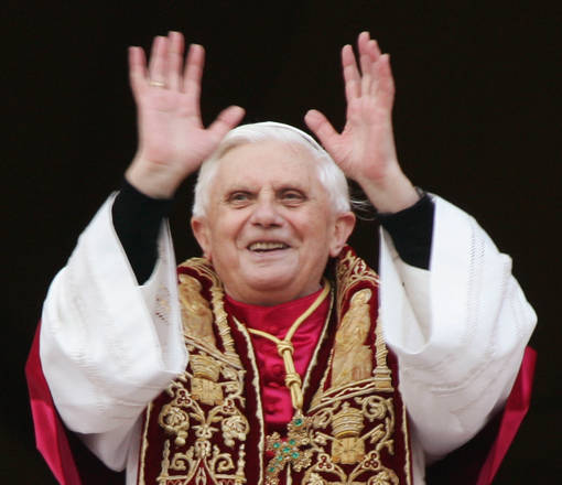 Papa Benedetto XVI alla sua prima apparizione sulla Loggia delle  benedizioni della Basilica di San Pietro, subito dopo l'elezione