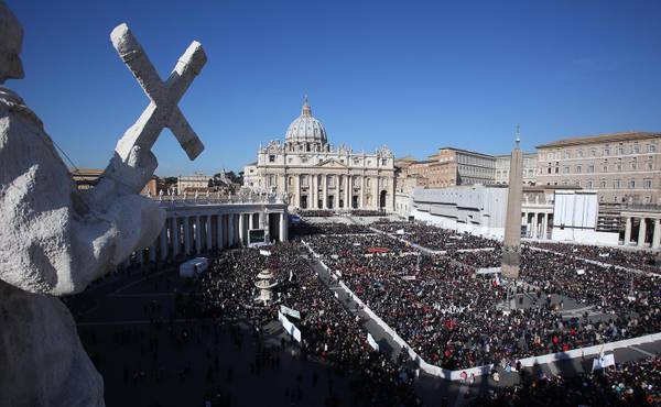 Fedeli in Piazza San Pietro in occasione dell'ultima udienza generale di Papa Benedetto XVI