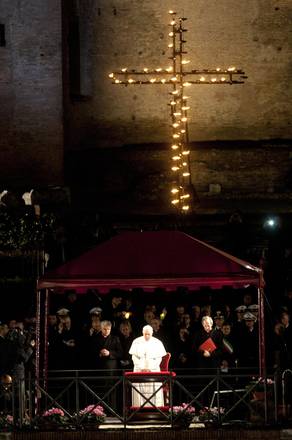 La via Crucis al Colosseo