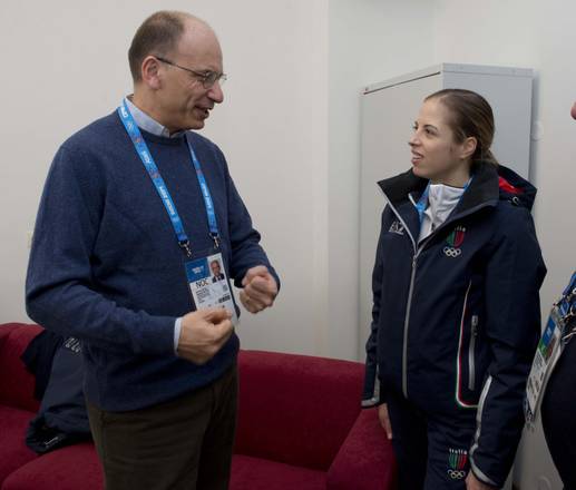 Il presidente del Consiglio Enrico Letta, in visita nel villaggio atleti, incontra Carolina Kostner, che compie gli anni, facendole gli auguri di buon compleanno