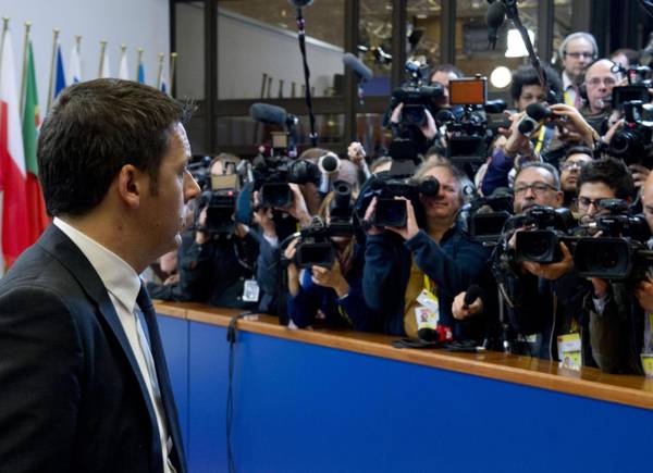 Matteo Renzi sotto i flash dei fotografi