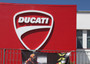 Il poster appeso ai cancelli della fabbrica Ducati di Borgo Panigale il 16 agosto, a poche ore dall'annuncio del suo arrivo