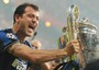 Dejan Stankovic esulta con il trofeo della Champions League nelle mani