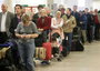 Passeggeri in attesa all'aeroporto Internazionale di Birmingham, in Gran Bretagna