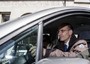 Enrico Letta alla guida della sua auto, una Fiat Ulysse