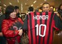 Fan giapponesi festeggiano l'arrivo di Keisuke Honda