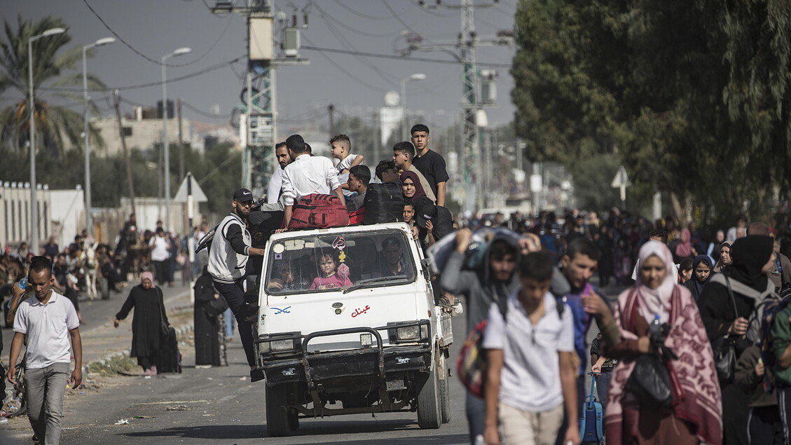 Palestinians evacuating to the southern Gaza Strip © ANSA/EPA