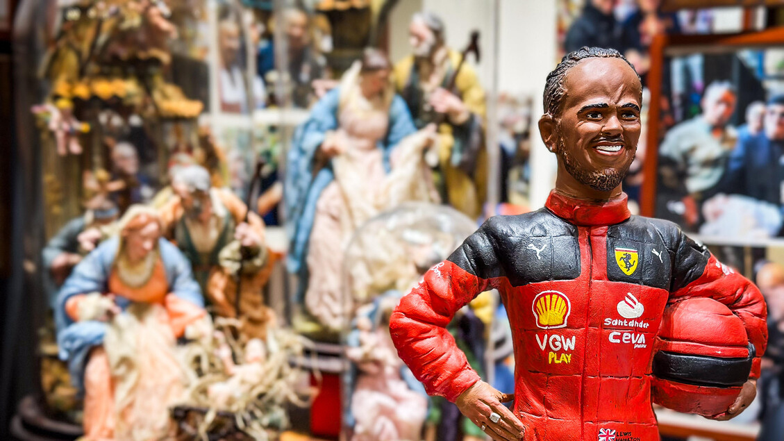 F1: Hamilton in tuta Ferrari anche sul presepe napoletano