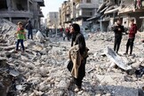 Una donna tra le macerie a Gaza