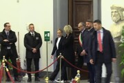 Costanzo, la premier Meloni alla camera ardente con Maria De Filippi