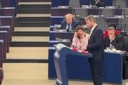 ReArm Europe, la protesta del M5s in Aula a Strasburgo