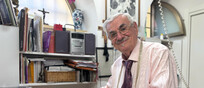 Ha 86 anni il sarto che prepara la veste del nuovo Papa