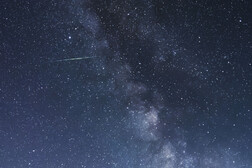 La scia di una meteora appartenente allo sciame delle Eta aquaridi (fonte: Noriaki Tanaka)
