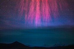 Il fenomeno degli 'spettri rossi' sull'Himalaya. Foto premiata nel concorso fotografico 'Astronomy Photographer of the Year' del 2023 (fonte:&nbsp;Angel An)