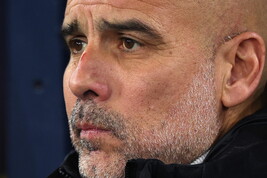 Pep Guardiola con il graffio sul naso