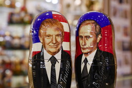 Due matrioske con le sembianze di Putin e Trump