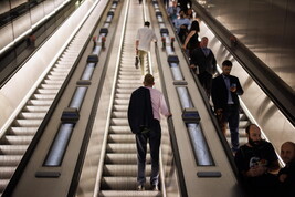 Gente in metro si reca a lavoro