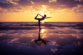 Una donna pratica yoga in spiaggia foto iStock.