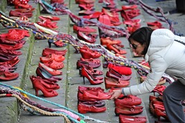 Scarpe rosse contro la violenza di genere (foto d'archivio)