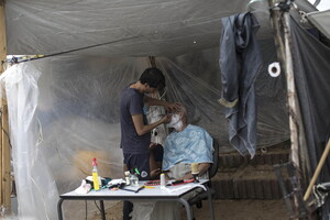 Displaced Palestinians take refuge in tent complex in Khan Yunis (ANSA)