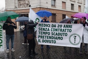 La protesta dei sindacati della sanità privata davanti al ministero della Salute (fonte: Alessandro Balbo)