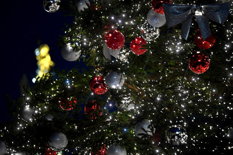 Natale: in piazza Duomo a Milano abete con 80mila led