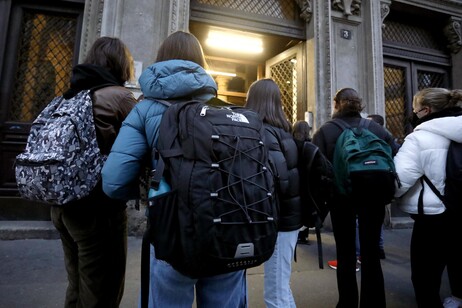 Studenti all'esterno di un liceo