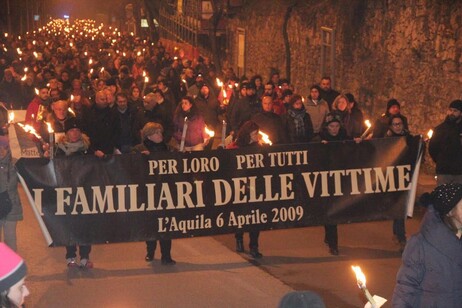 La fiaccolata della sera del 5 aprile