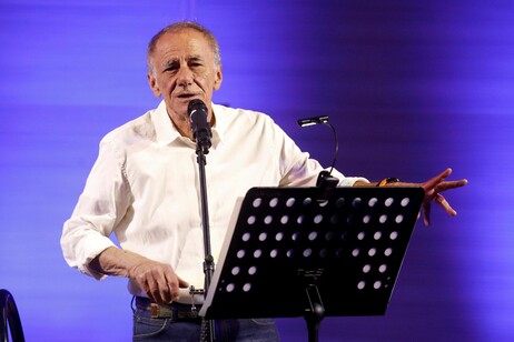 Mini concerto di Roberto Vecchioni con brani inediti a chiusura del suo ciclo di lezioni