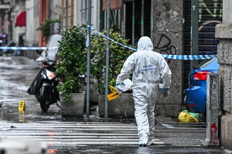 Un agente della polizia scientifica Foto di archivio