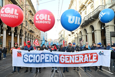 Cgil-Uil: 'mezzo milione in piazza. Rivoltiamo il Paese'