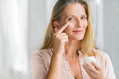 Una donna applica una lozione viso foto iStock.