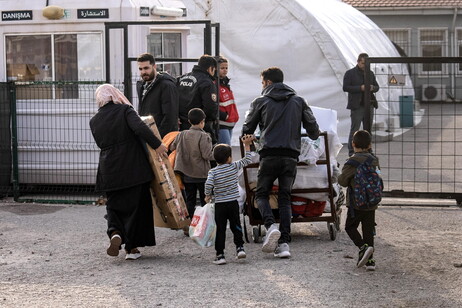 Rifugiati siriani tornano a casa dalla Turchia dopo la caduta di Assad