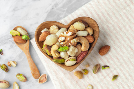 Noci e legumi per la salute del cuore . Attestazione: everydayplus - iStock